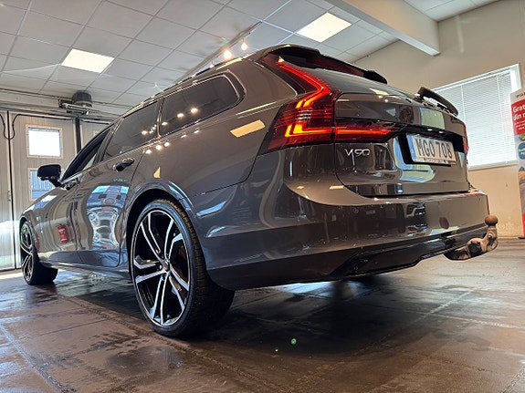 Volvo V90 2 of 5