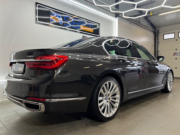 BMW 750i 5 of 27