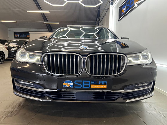 BMW 750i 8 of 27
