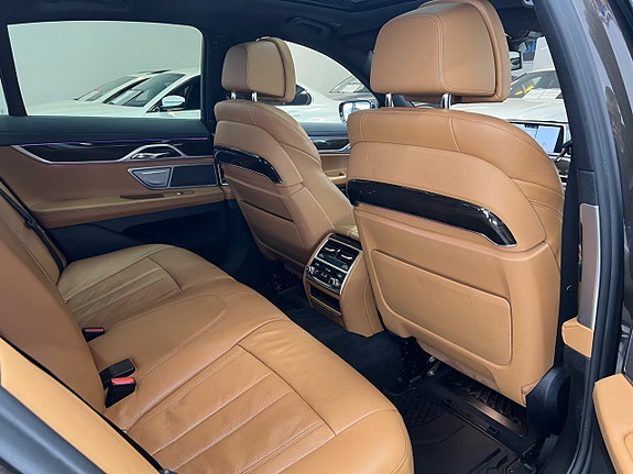BMW 750i 27 of 27