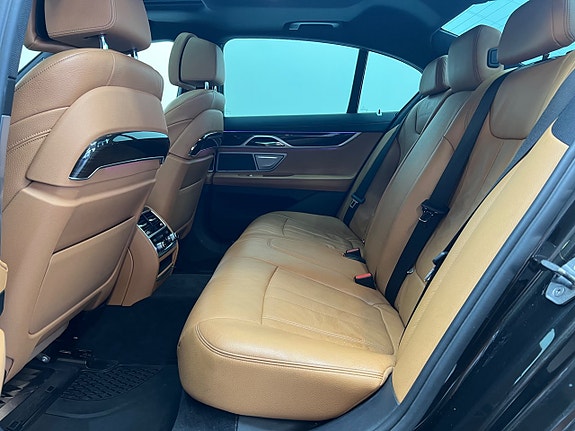 BMW 750i 25 of 27