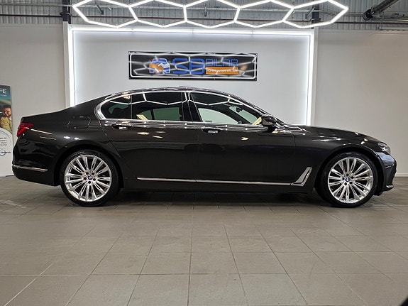 BMW 750i 6 of 27