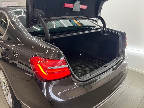 BMW 750i 11 of 27