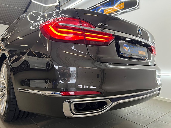 BMW 750i 10 of 27