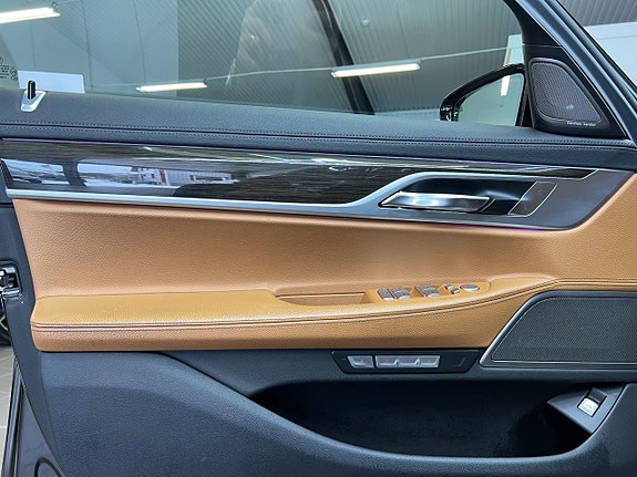 BMW 750i 20 of 27