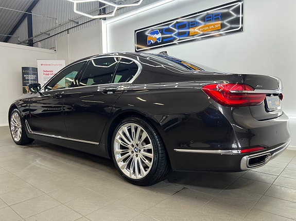 BMW 750i 3 of 27