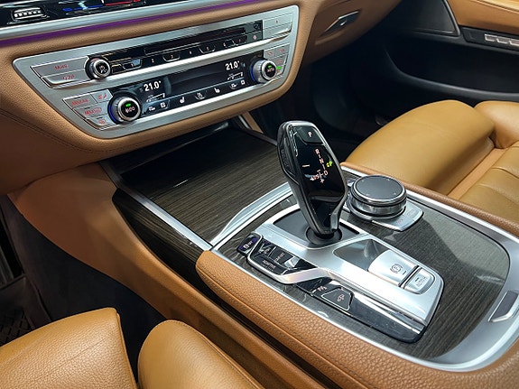 BMW 750i 18 of 27