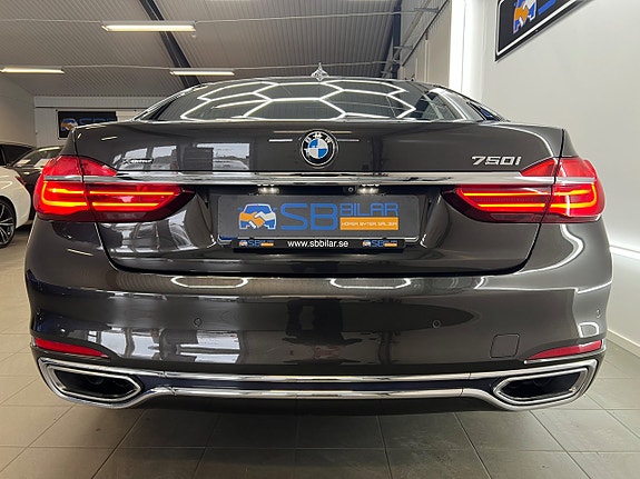 BMW 750i 4 of 27