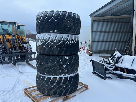 Begagnade GOODYEAR däck med fälg till l70 l90 600 breda