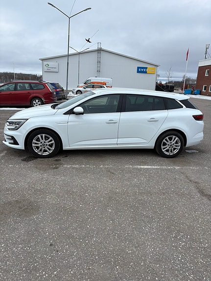 Renault Megane IV 2 of 5