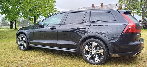 Volvo V60 Cross Country 2 of 5