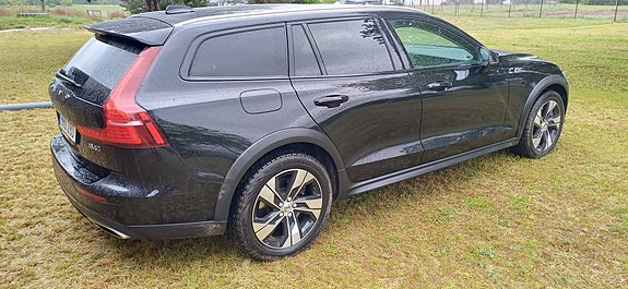 Volvo V60 Cross Country 3 of 5