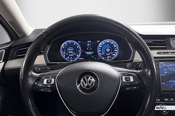 Volkswagen Passat 14 of 21