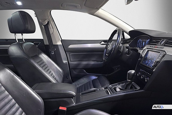 Volkswagen Passat 13 of 21