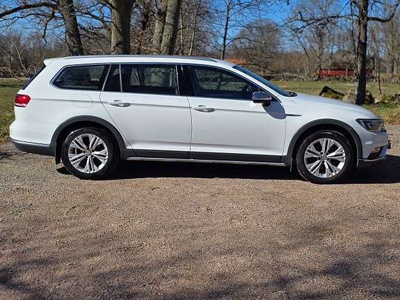 Volkswagen Passat Alltrack 2 of 5