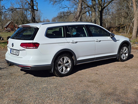 Volkswagen Passat Alltrack 3 of 5