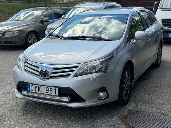 Toyota Avensis 2 of 5