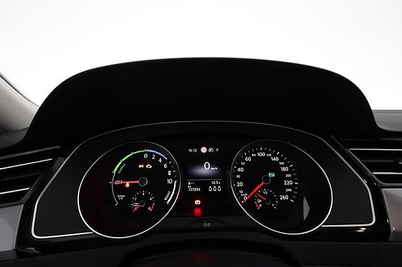 Volkswagen Passat 10 of 23