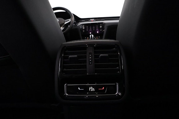 Volkswagen Passat 19 of 23