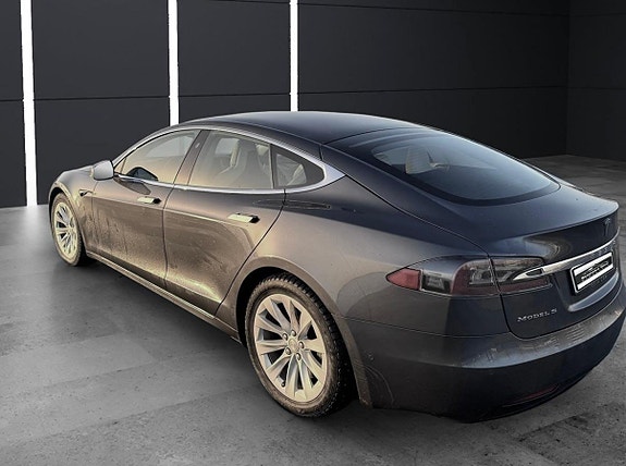 Tesla Model S 4 of 7