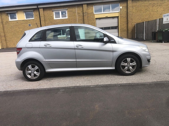 Mercedes-Benz B180 4 of 5