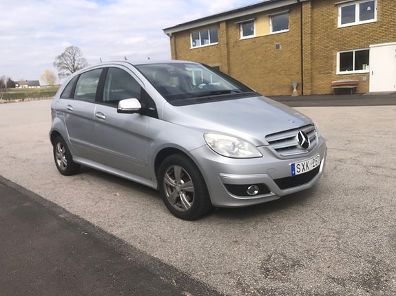 Mercedes-Benz B180 2 of 5