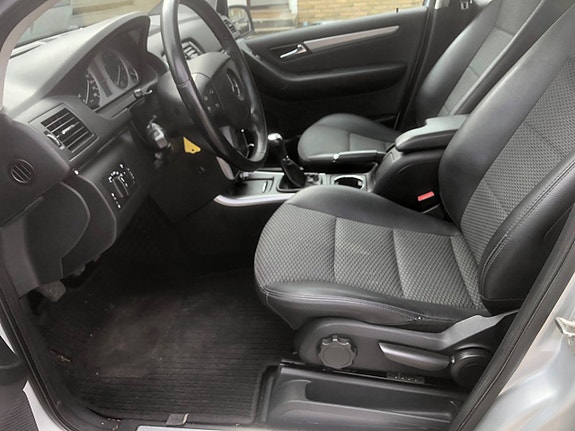 Mercedes-Benz B180 6 of 8