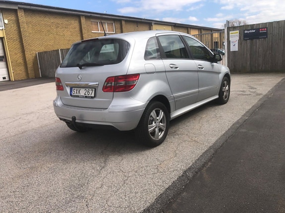 Mercedes-Benz B180 3 of 5