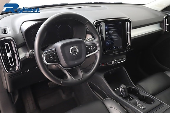 Volvo XC40 2 of 5