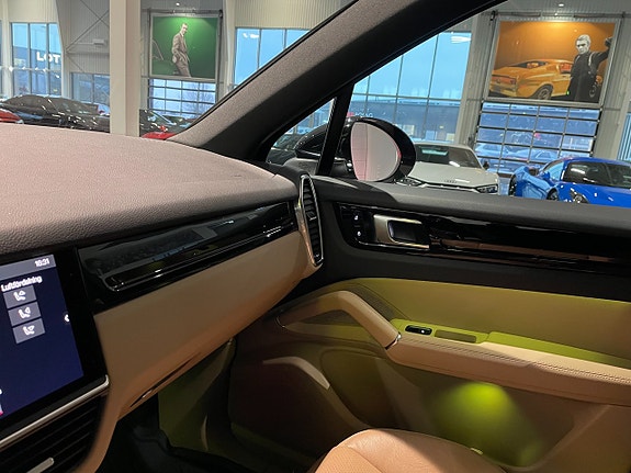 Porsche Cayenne 16 of 18