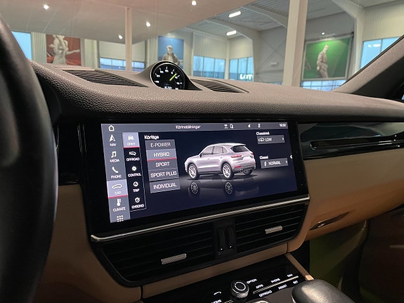 Porsche Cayenne 13 of 18