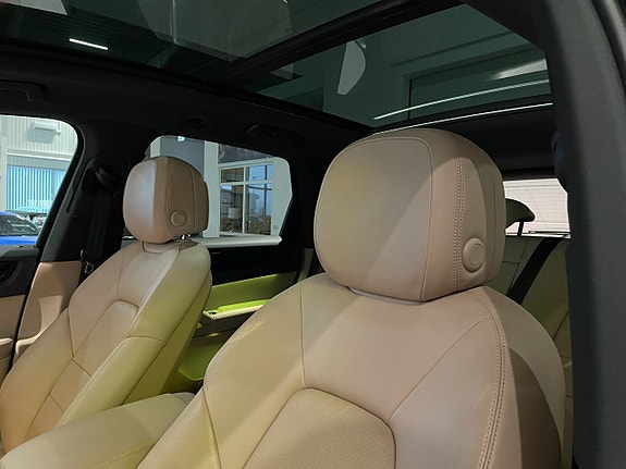 Porsche Cayenne 9 of 18