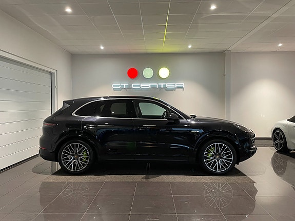 Porsche Cayenne 2 of 5