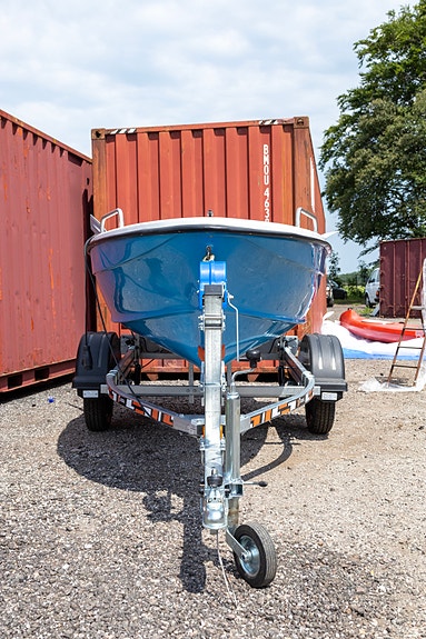 små båt med trailer 7 of 9