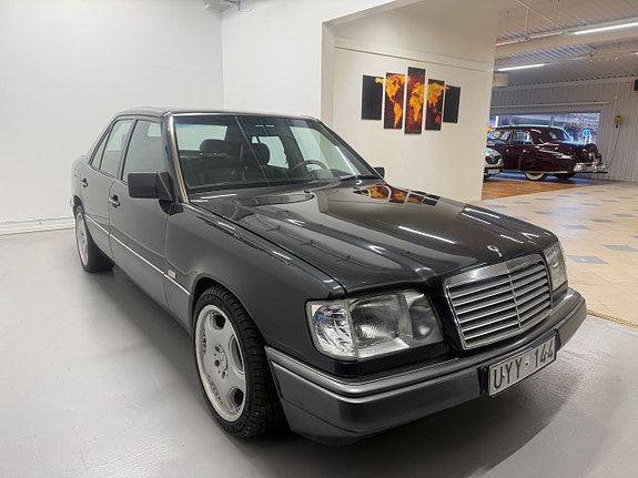 Mercedes-Benz E400 3 of 5