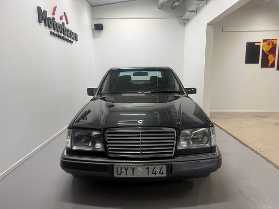 Mercedes-Benz E400 4 of 5