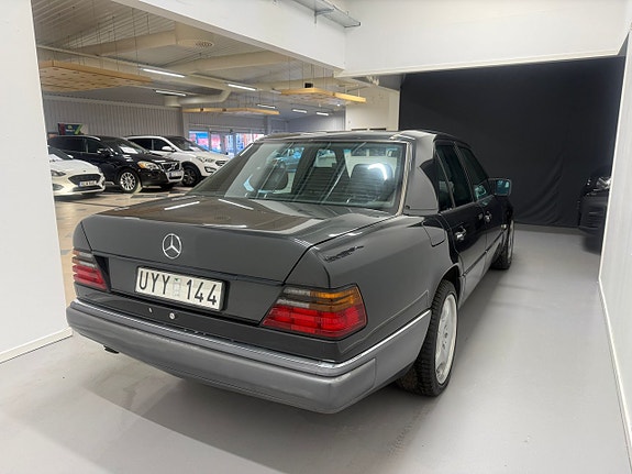 Mercedes-Benz E400 5 of 5