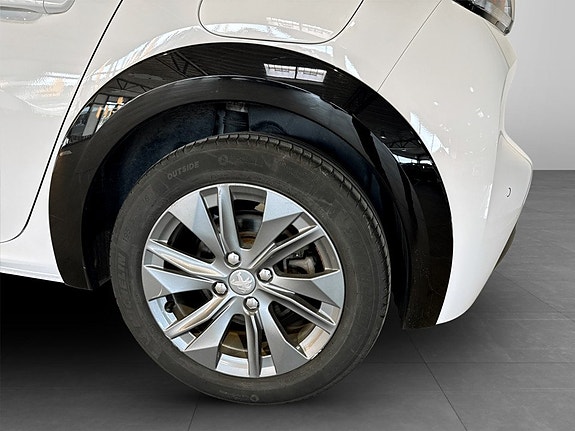 Peugeot e-208 14 of 15