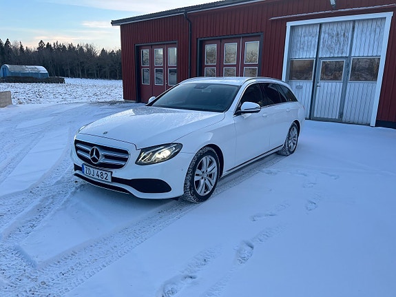 Mercedes-Benz E200 2 of 5