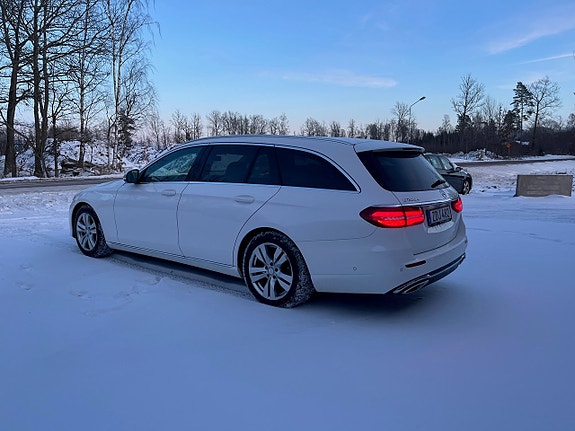 Mercedes-Benz E200 4 of 5