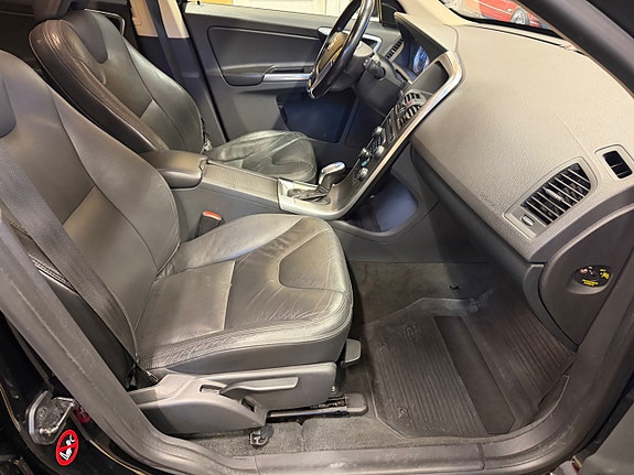 Volvo XC60 11 of 25