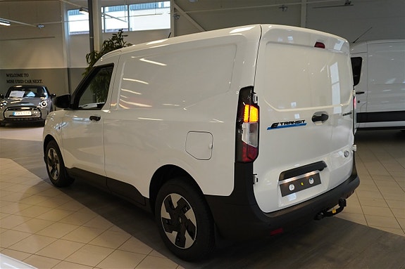 Ford Transit Courier 3 of 5