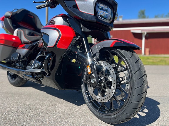 Harley-Davidson CVO Street Glide Limited "Citrus Heat, Finns nu i butik" 7 of 14