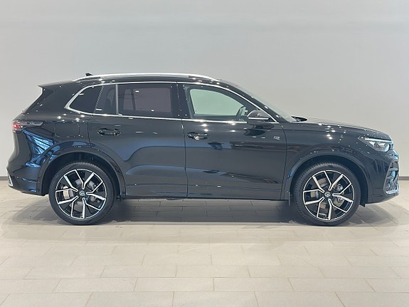 Volkswagen Tiguan 3 of 11