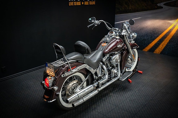 Harley-Davidson Softail Deluxe (FLSTNI) 3 of 15