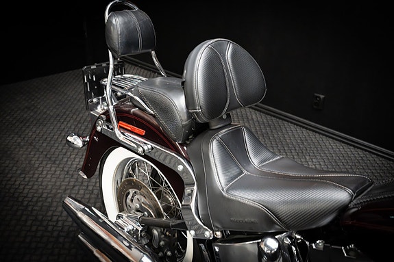 Harley-Davidson Softail Deluxe (FLSTNI) 10 of 15