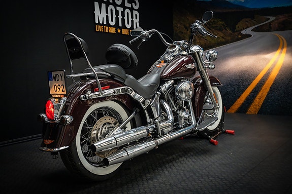 Harley-Davidson Softail Deluxe (FLSTNI) 5 of 15