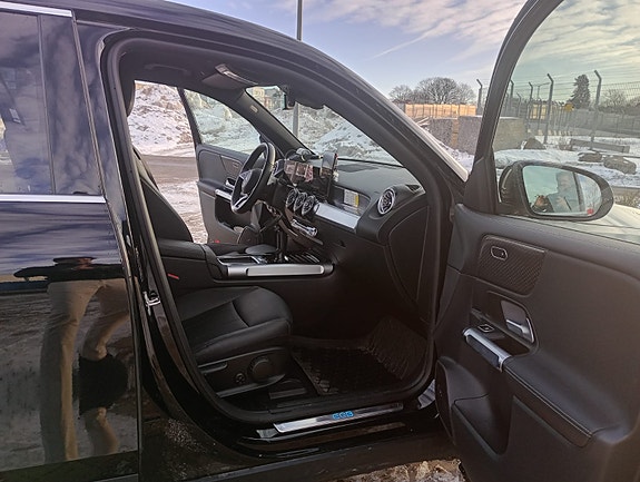 Mercedes-Benz EQB250+ 3 of 5
