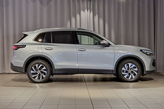 Volkswagen Tiguan 3 of 13
