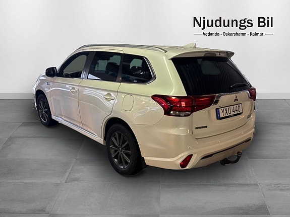 Mitsubishi Outlander 2 of 5